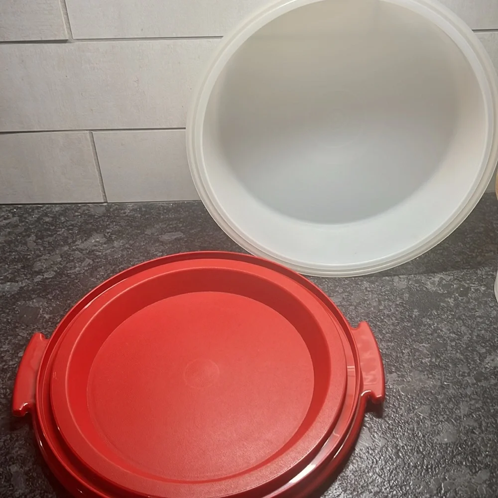 - CAKE/PIE carrier.Keep fresh. Red bottom with white lid and handle. 10x4.
